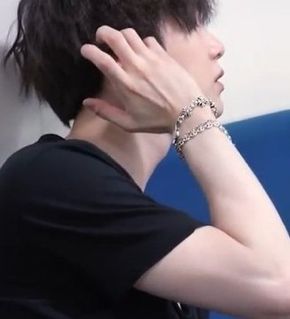 Yoongi& #39;s hands: @BTS_twt