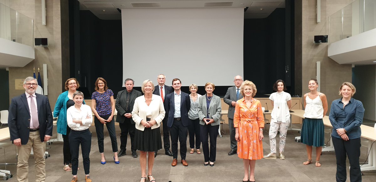s_cluzel's tweet photo. Échanges avec les 18 hauts fonctionnaires au #handicap et à l'inclusion chargés de l'exécution de la feuille de route handicap dans chaque ministère. Ils sont un maillon indispensable d'une politique interministérielle. Merci pour leur mobilisation durant la  #CriseSanitaire #CIH https://t.co/DqVWioVOG9