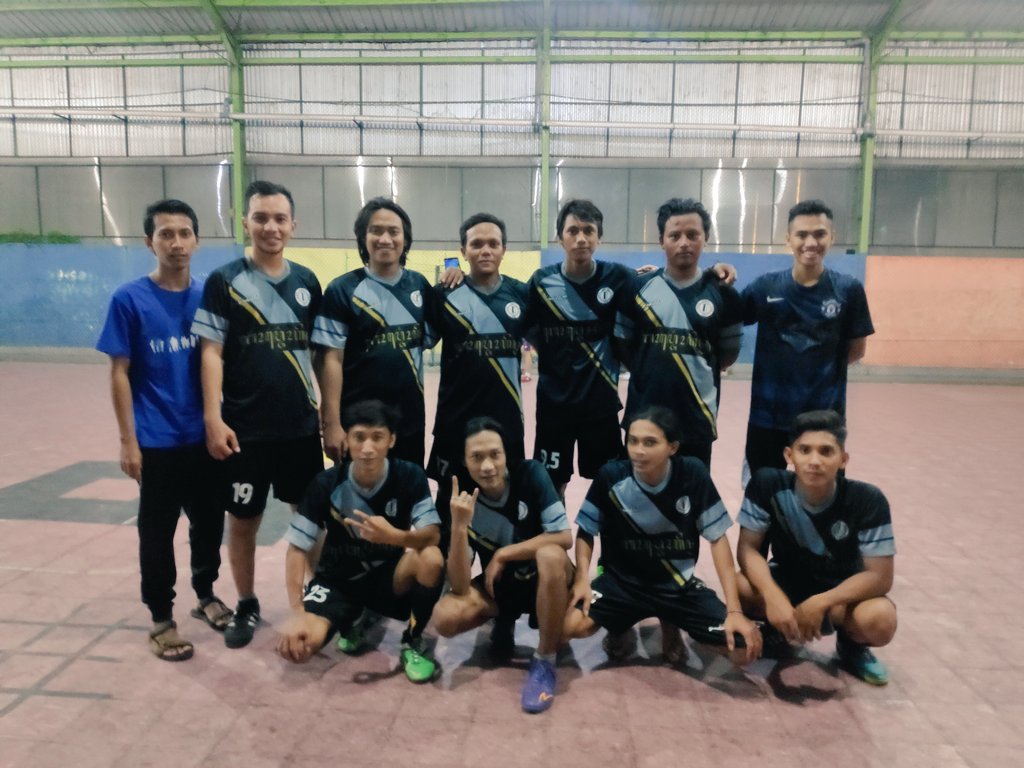 UNEO14's tweet image. I like to hang out with people that make me forget to look at my phone.