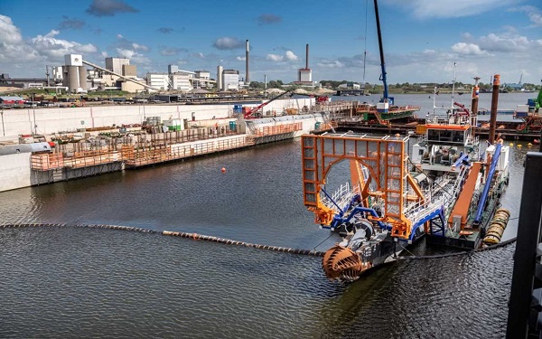 Vandaag is op de bouwplaats van de #nieuwezeesluis gestart met het uitgraven van de sluiskolk! De komende maanden wordt hier met een zogenaamde snijkopzuiger 600.000 m3 zand verwijderd, om te komen tot een diepte van 18 meter: bit.ly/3dKBTiO 📸<a href="/fotokvl/">Ko van Leeuwen</a>