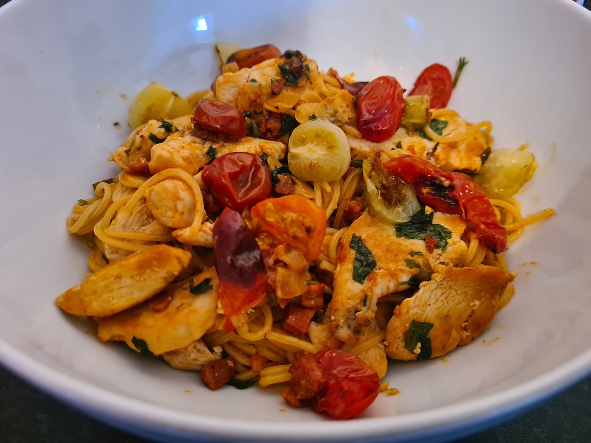 MonLunchFellows's tweet photo. Delved into this week's box of tricks from @goustocooking again for today's #fellowship

Added chicken to their 10 minute spicy chorizo &amp; heritage tomato spaghetti 🍝

Was absolutely stunning. One of my faves so far. Obvs accompanied by a cherry @PepsiMaxUK

10/10 @TWO2HEY https://t.co/04BWoDLipP