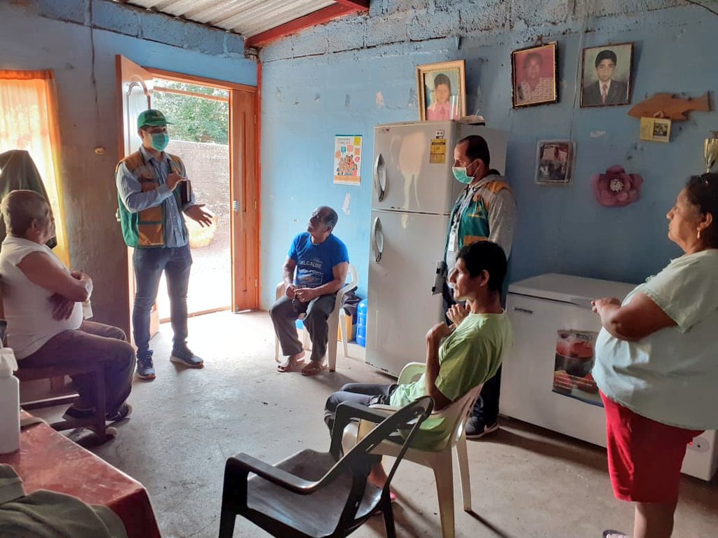 DPS_LosRios's tweet photo. #Galápagos | #MédicoDelBarrio realiza visitas domiciliarias para atender a pacientes vulnerables y prioritarios de Santa Cruz y en las parroquias Santa Rosa y Cascajo. Se evalúa su estado de salud, realiza control de signos vitales y entrega medicinas como parte del tratamiento. https://t.co/eh2QYcb3dT