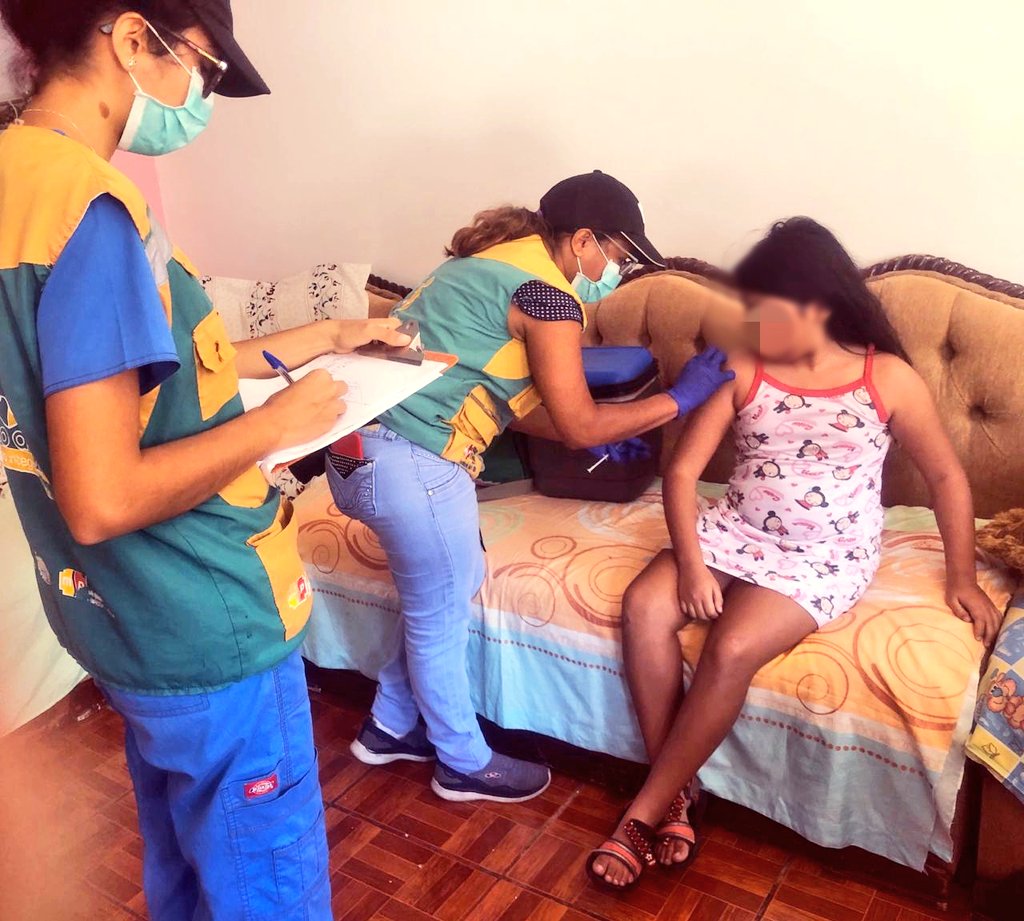 DPS_LosRios's tweet photo. #Galápagos | #MédicoDelBarrio realiza visitas domiciliarias para atender a pacientes vulnerables y prioritarios de Santa Cruz y en las parroquias Santa Rosa y Cascajo. Se evalúa su estado de salud, realiza control de signos vitales y entrega medicinas como parte del tratamiento. https://t.co/eh2QYcb3dT