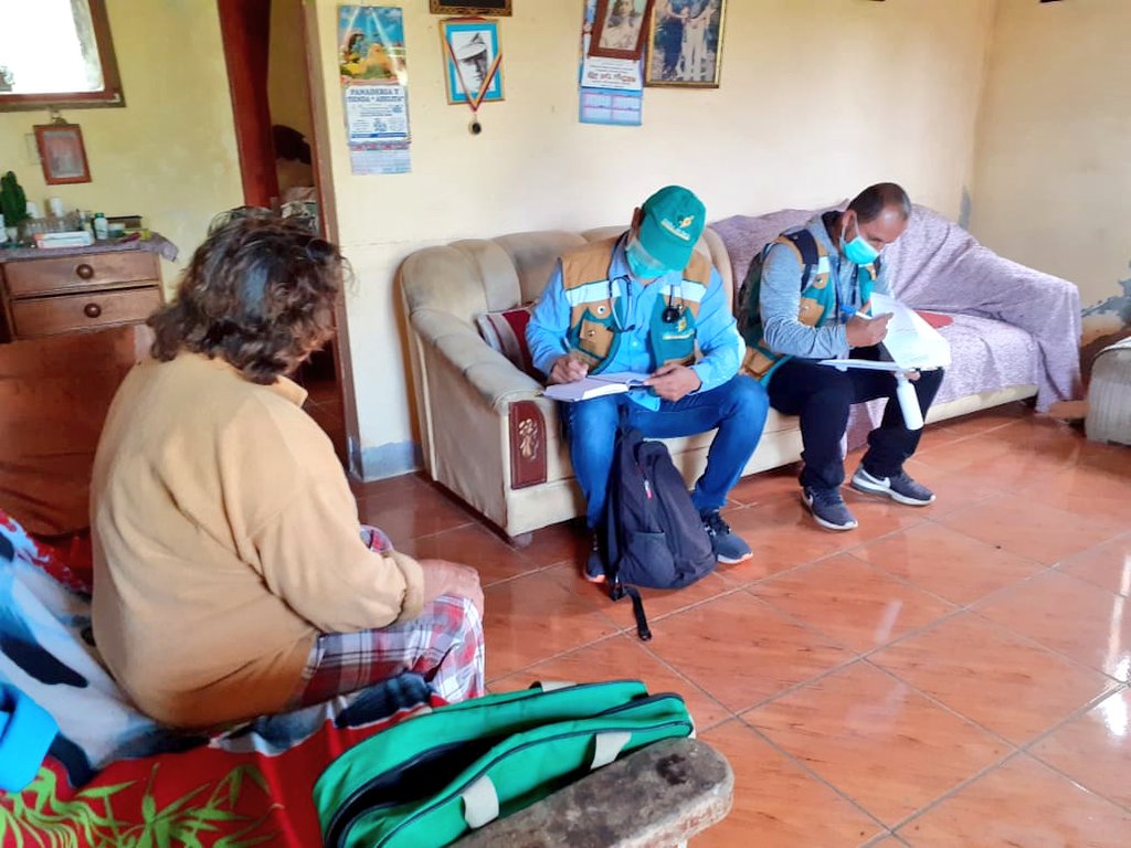 DPS_LosRios's tweet photo. #Galápagos | #MédicoDelBarrio realiza visitas domiciliarias para atender a pacientes vulnerables y prioritarios de Santa Cruz y en las parroquias Santa Rosa y Cascajo. Se evalúa su estado de salud, realiza control de signos vitales y entrega medicinas como parte del tratamiento. https://t.co/eh2QYcb3dT