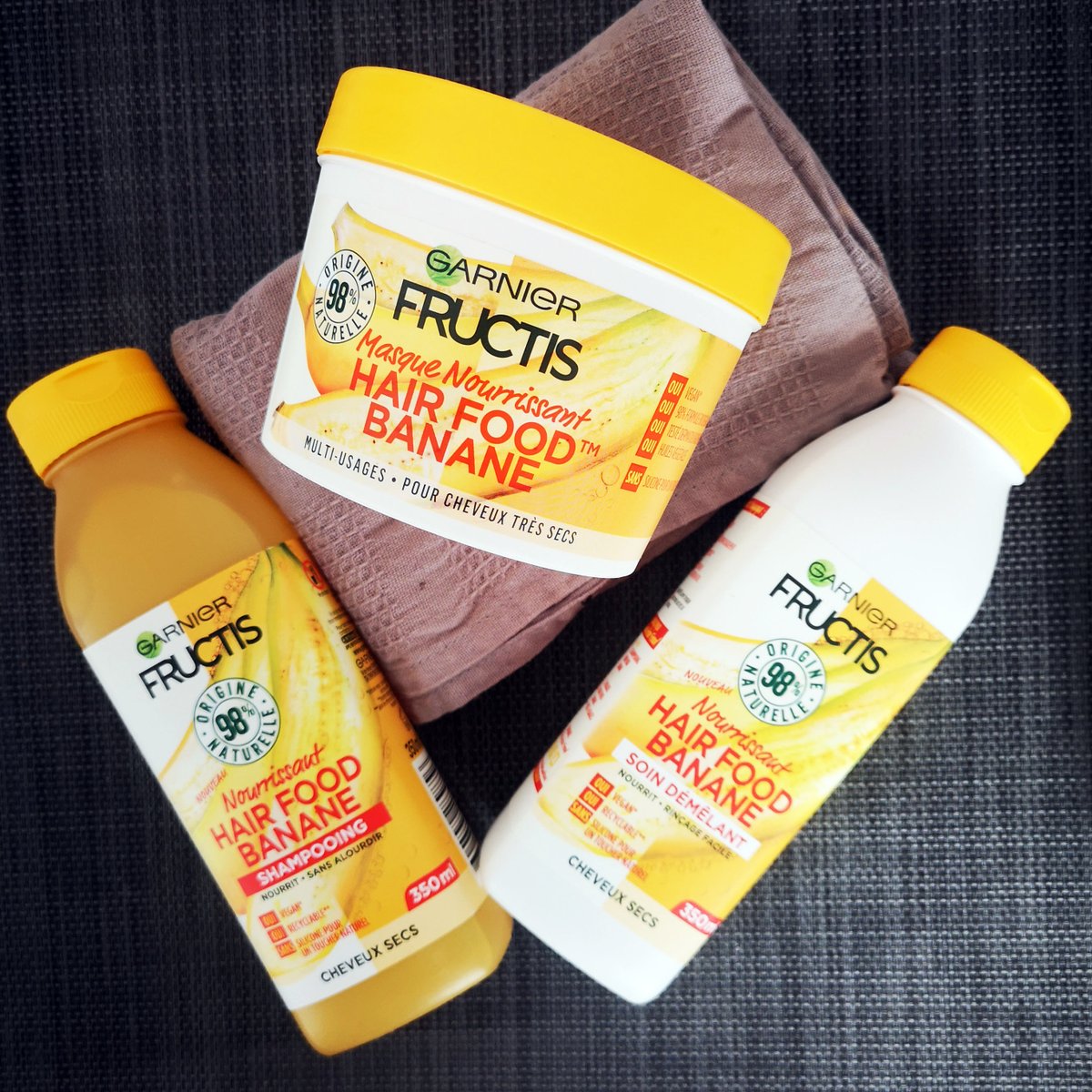 Gabscreative's tweet photo. Très contente d’avoir trouvé la ligne de soins Hair Food de @GarnierFR, elle est magnifique ! parfaite pour les cheveux frises et ondulés pour les coiffures naturelles sans silicones #hairfood #garnier https://t.co/mZlVyHVm3Y