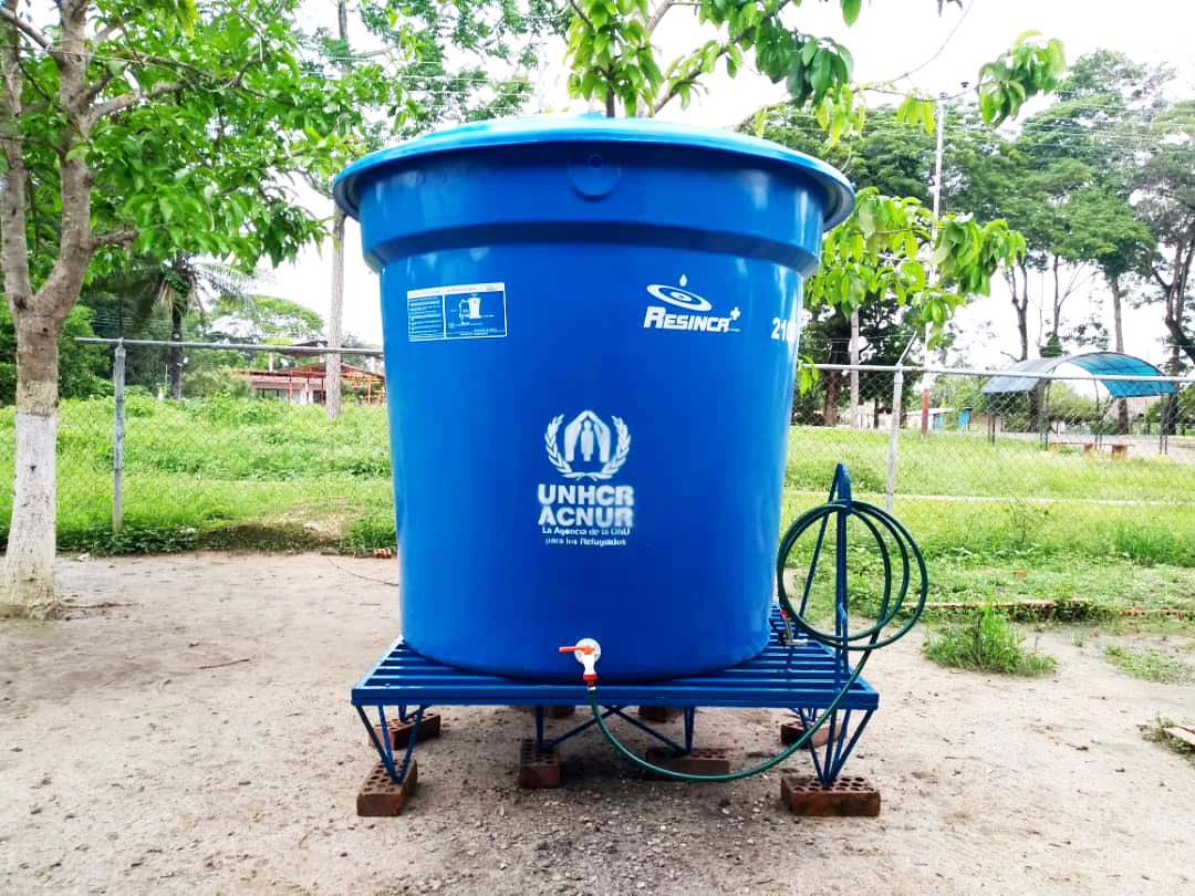 ACNUR_Venezuela's tweet photo. ACNUR donó e instaló cuatro tanques de 2.100 litros de 💦en tres (PASI), en las comunidades  de Guasdualito y El Amparo, #Apure, en coordinación con la alcaldía de Páez. Estos tanques beneficiarán alrededor de 500 personas retornadas que cumplen la cuarentena en estos centros https://t.co/EkhGjzu2Pn