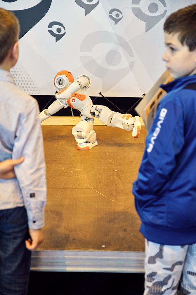 Serez vous capable de nous dire en quelle année cette #photo a été prise ?

Indice : Lors de cette édition, Nestor du <a href="/Bistromatik/">Le Bistromatik</a> pouvait vous servir de la #bière🍺, du #cidre🍎 ou de la #limonade🍋 pour vous rafraîchir

#festival #Robotics #technology #throwbacktuesday #Robots