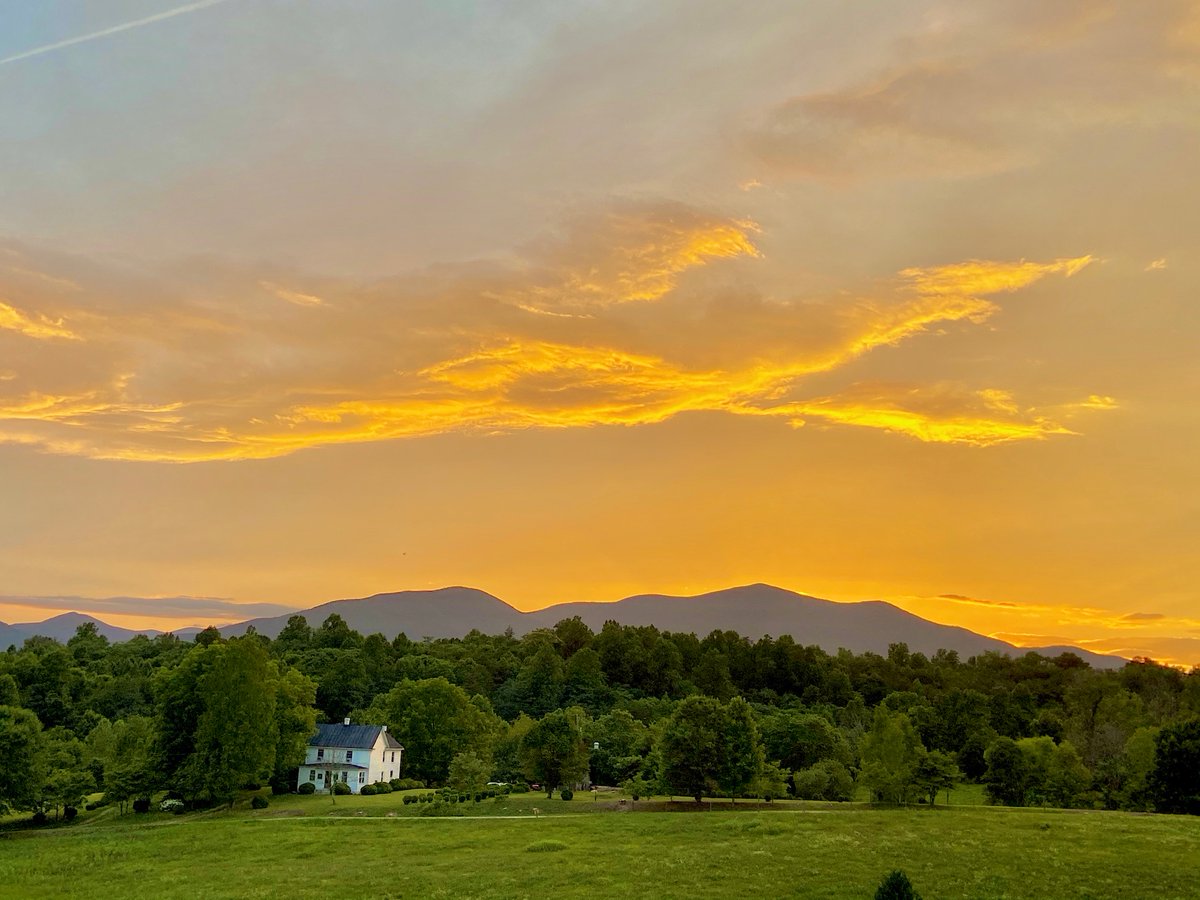 ASCarman's tweet photo. Home is where the heart lives.... #MondayMorning #MondayMotivaton #mountains https://t.co/iSjm1iftNN