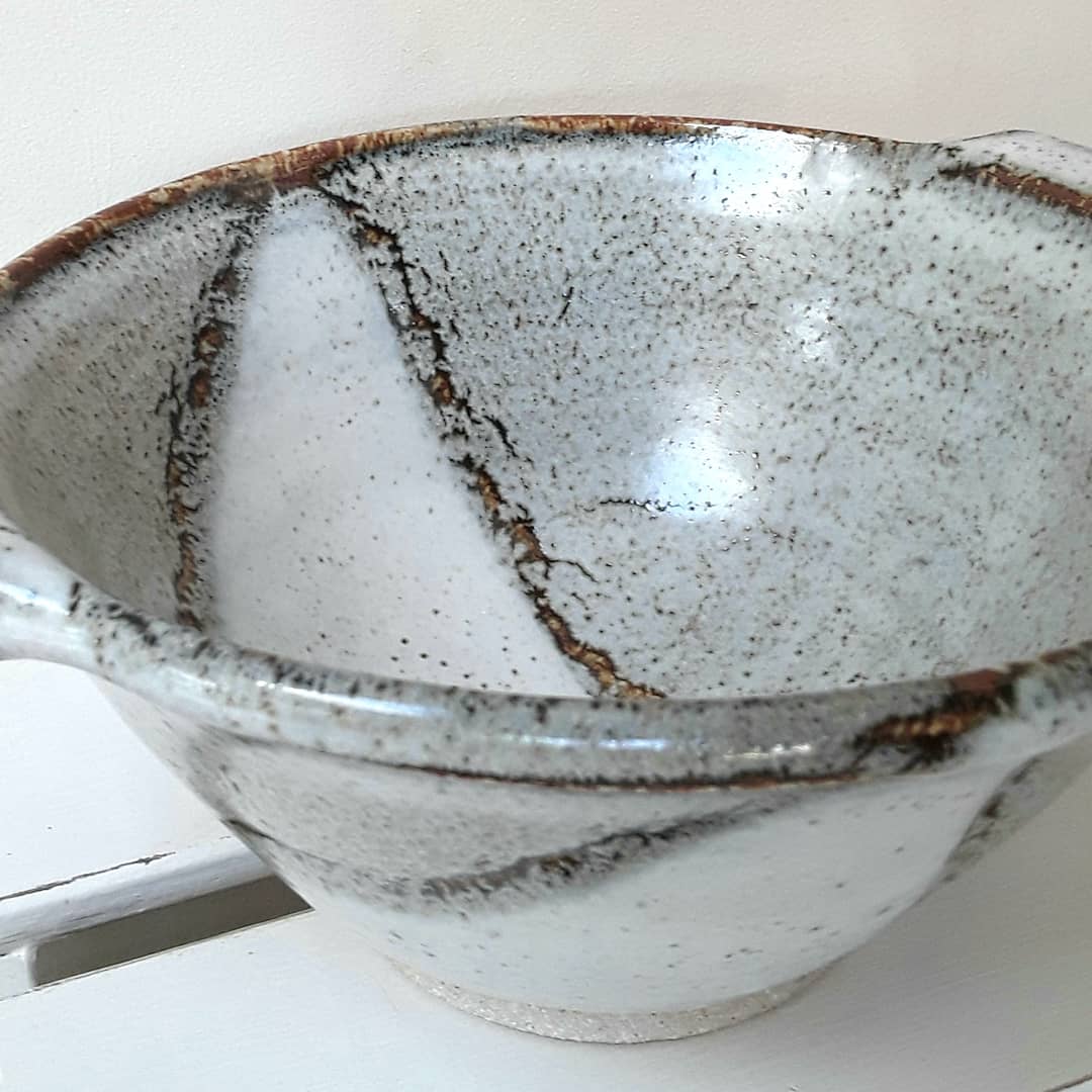 EllisPotteryHH's tweet photo. Wood ash glaze lugged bowl.
#local #handmade #pottery #highham #somerset https://t.co/Cm7sG9fcpn