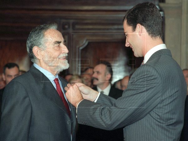 EFELafototeca's tweet photo. 20 años sin Vittorio Gassman 
 
El actor italiano, uno de los mitos de la época de oro del #cine italiano, protagonizó algunos de los títulos claves del famoso "neorrealismo italiano". En 1997 obtuvo el Premio Príncipe de Asturias de las Artes. #EFEfototeca https://t.co/cd0gjyAwZ4