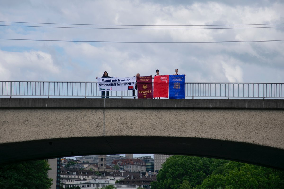 Macht mich meine Nationalität kriminell? Sämtliche Studien zum Thema belegen: Ausschlaggebend für die Straffälligkeit einer Person sind Faktoren wie Bildung, soziale Schicht oder andere prägende Begebenheiten im Leben einer Person. Unterstütze das Referendum Nein zu Scheinlogik!