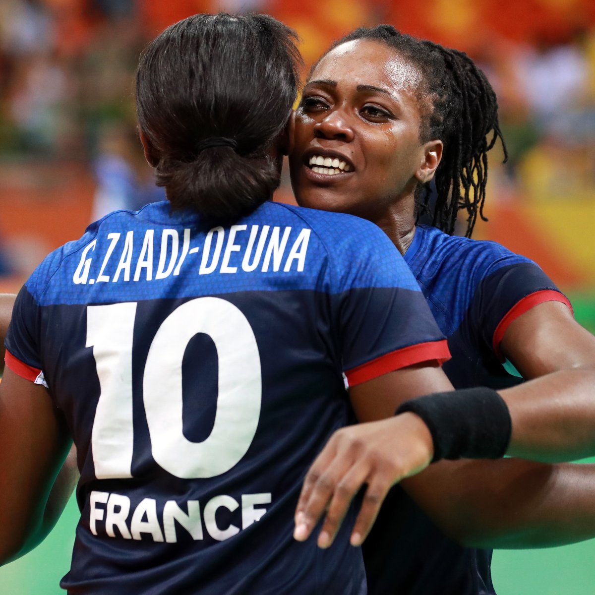 FRAHandball's tweet image. #EdFF

Championne du monde 🥇 vice-championne olympique 🥈 et médaillée de bronze 🥉 à l’EHF Euro, elle a connu tous les podiums sous le maillot Bleu ✊🇫🇷 

Un immense coup de chapeau à Laurisa LANDRE pour son immense carrière de handballeuse 👏 

#BleuetFier