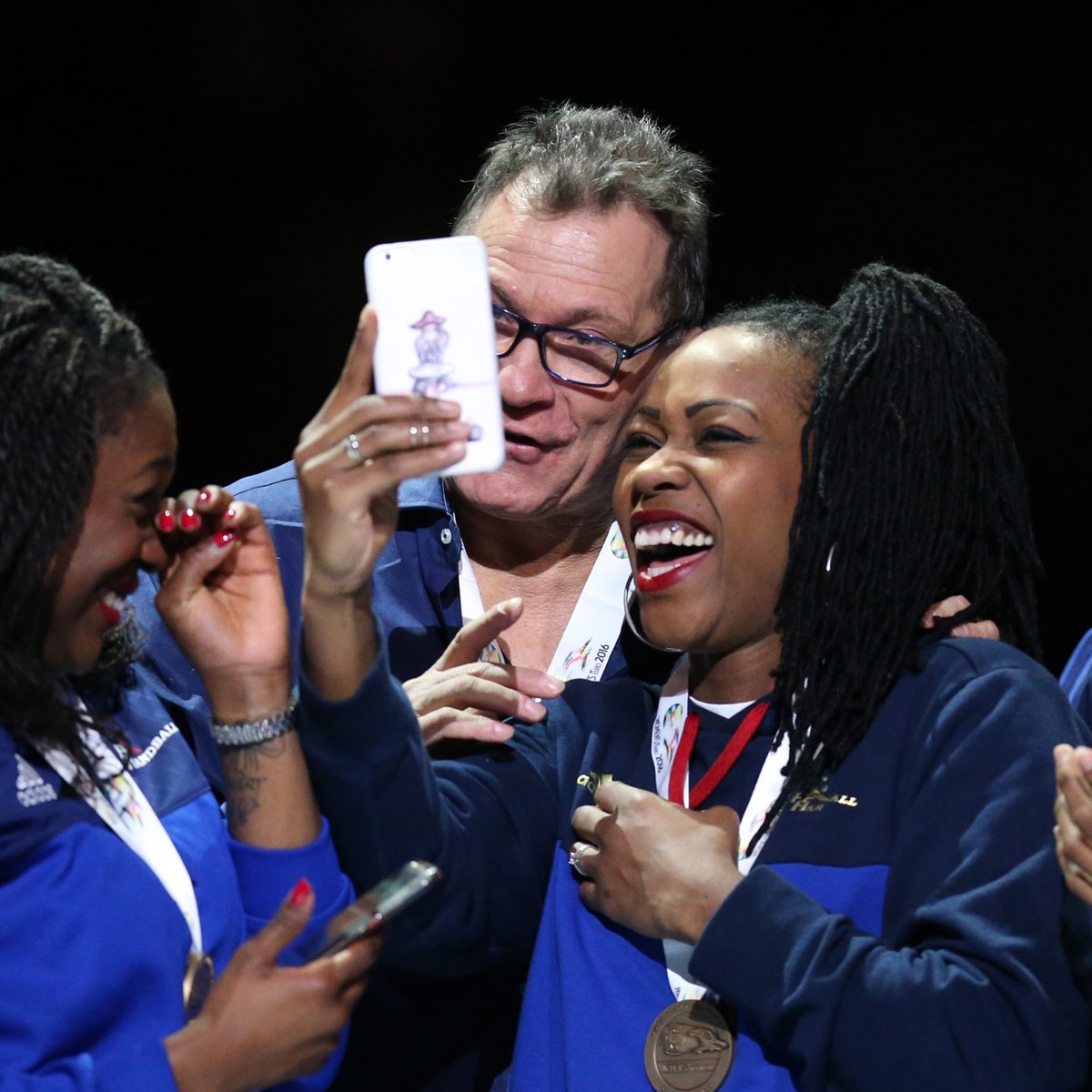 FRAHandball's tweet image. #EdFF

Championne du monde 🥇 vice-championne olympique 🥈 et médaillée de bronze 🥉 à l’EHF Euro, elle a connu tous les podiums sous le maillot Bleu ✊🇫🇷 

Un immense coup de chapeau à Laurisa LANDRE pour son immense carrière de handballeuse 👏 

#BleuetFier
