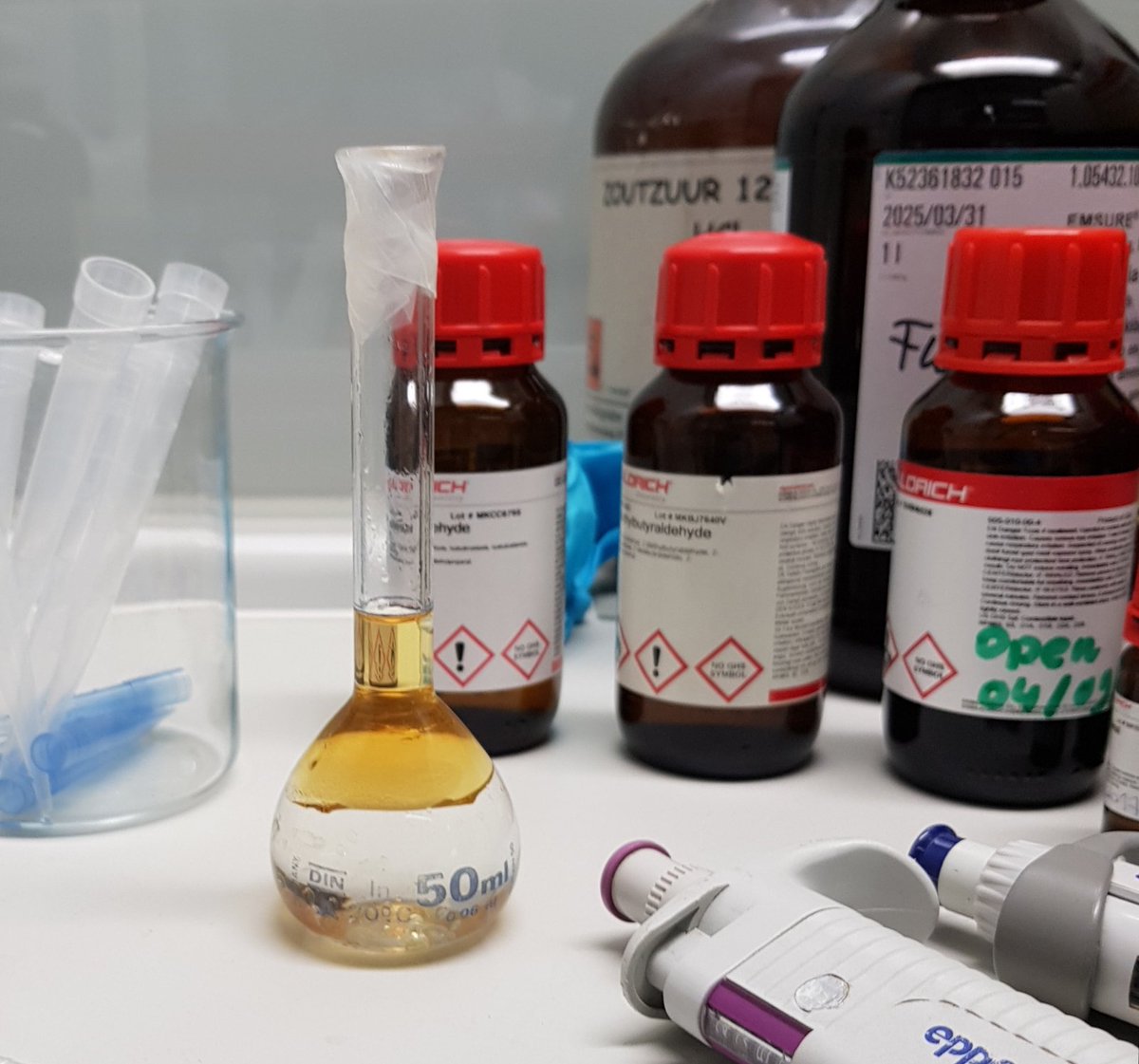 MDitrych's tweet photo. It keeps on surprising me - the substantialy little quantities of some flavouractive compounds in brewing raw materials. These 13 mL of aldehyde mix is what typicaly one could find in 2,500 kg of pilsner malt at masing-in 👨🏼‍🔬🍻 #brewing #beer #beerscience https://t.co/1S35pJz8ji