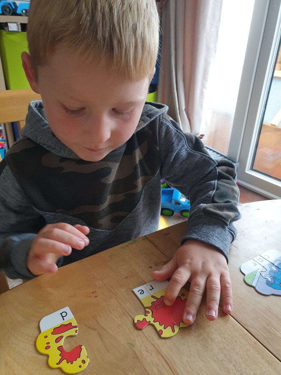 gem_davies88's tweet photo. Owain practising his phonics with a puzzle 😀 @YsgolTrimsaran https://t.co/U1mSWzhEX1