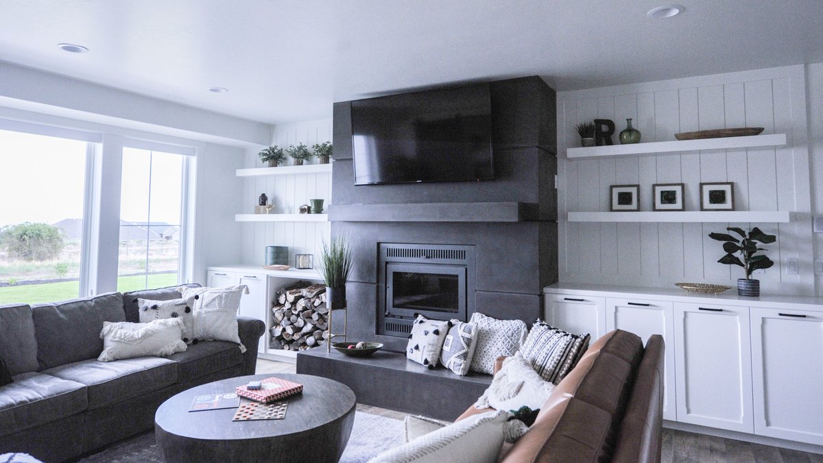 A perfect place to kick up your feet and stay awhile, don’t you think? Who remembers this elegant home by Innovate Construction in our parade last year? 

#uvparade #utahvalleyparadeofhomes