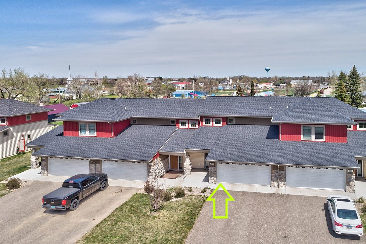 PinnacleReal's tweet photo. 📢NEW LISTING!

🏠202 6th Ave SW, #crosbynd I $159,900

🌟Come and see this well-maintained, open-concept, 2 BR, 1.5 BA townhome!

🔴NO SHOWINGS until July 13th.

📞Contact Karen Bates at 701.580.4435 for a private showing today!
#pinnaclewilliston #realestate #forsale https://t.co/3XZRTSZbUM