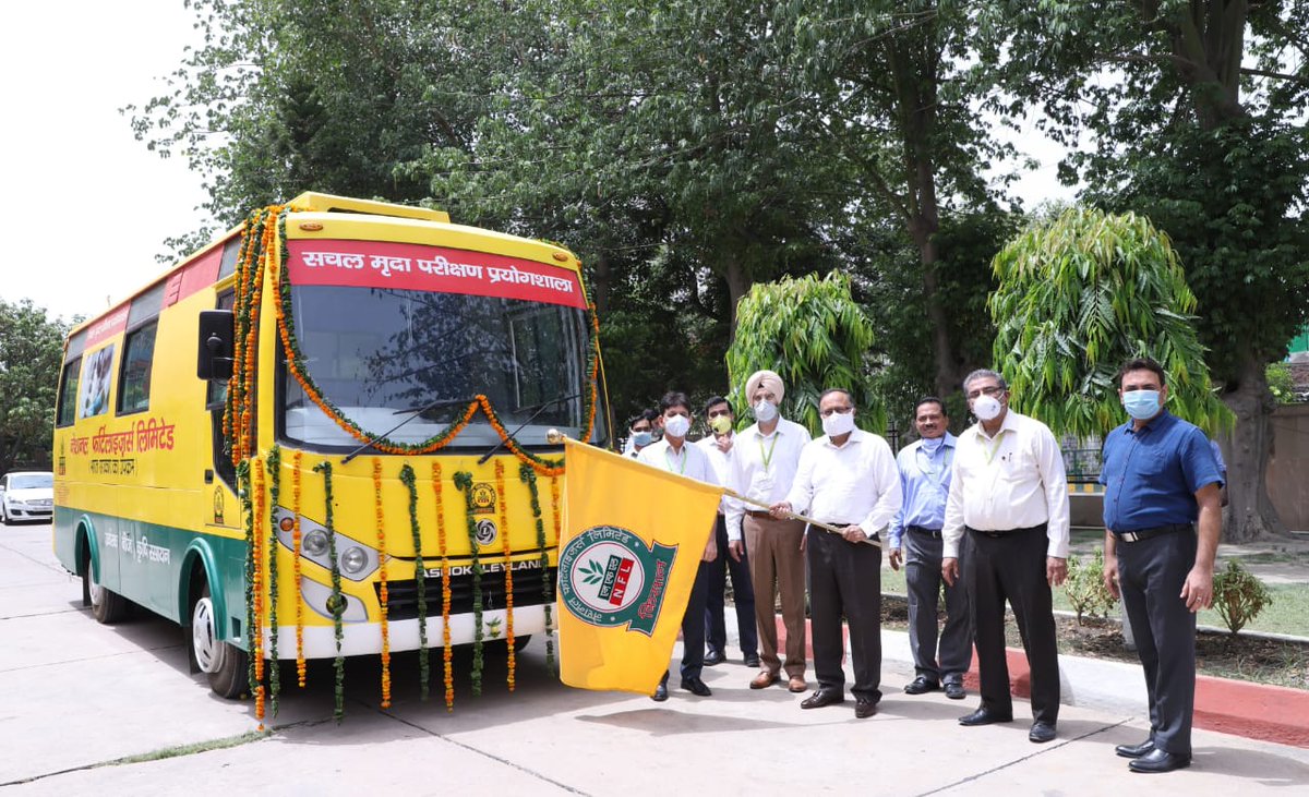 PIBMumbai's tweet image. .@NFL_Kisan च्या वतीने मृदा परीक्षणासाठी फिरती प्रयोगशाळा सुविधा 

शेतकऱ्यांच्या दारात मृदा नमुन्यांचे मोफत परीक्षण करण्याची सोय

#SoilTestingLab

@DVSadanandGowda
@nstomar @fertmin_india

📙pib.gov.in/PressReleasePa…