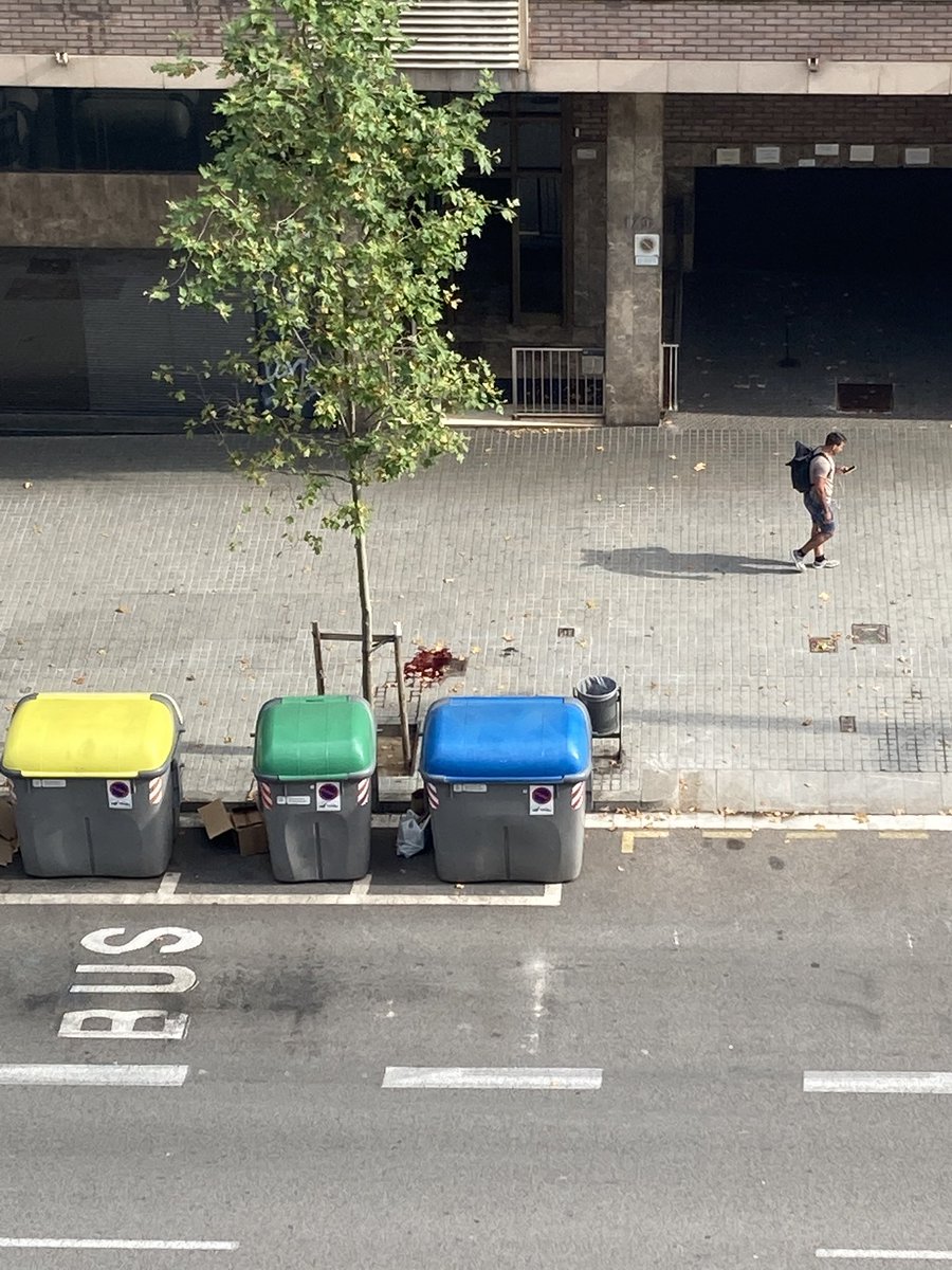 JFDerioja's tweet photo. @mossos Hola, acabáis de asistir al levantamiento de un cadáver en Av. Paralelo 170 de Bcn habéis retirado las mamparas y la calle ha quedado así. Transeúntes en ambas direcciones. https://t.co/2bL9UGpDPl