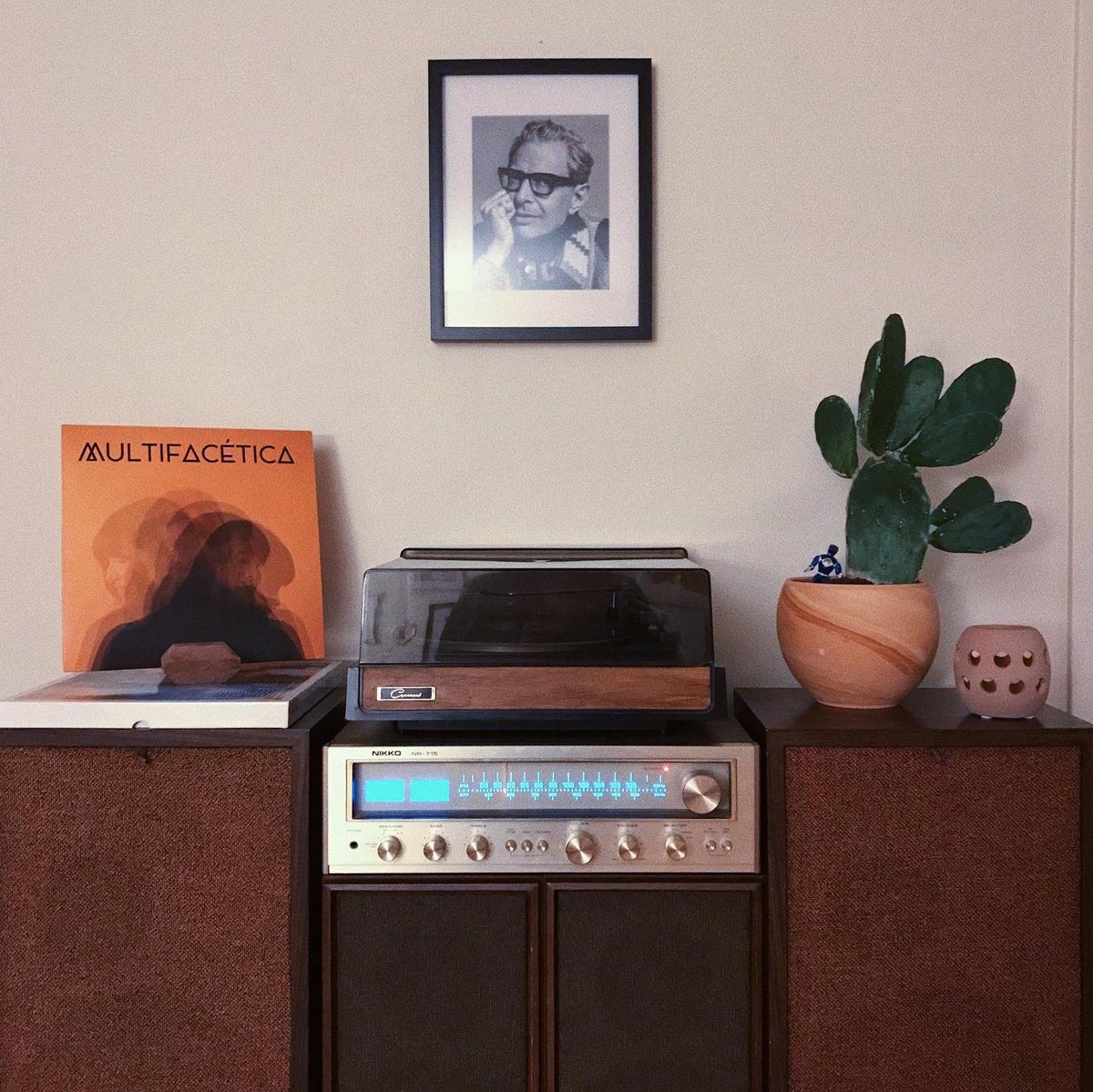 catalinasmusic's tweet photo. #30DaysOfMulti - Day 29: LAST MERCH GIVEAWAY🎉 Today’s winner will get the #MultiTrio (Vinyl, CD and Tee) AND I am also throwing in a #Multifacética Coloring Tunebook! 👚📀🎨 Enter on my @instagram. 
• • •
Giveaway closes at midnight CST and winner will be announced tomorrow! https://t.co/nzkN6If1cd