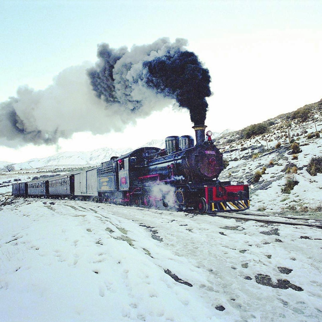 ProbaPatagonia's tweet photo. 🚂 El Viejo Expreso Patagónico, más conocido como "La Trochita" atraviesa los paisajes chubutenses para contarle en primera persona a turistas de todo el mundo relatos de una Patagonia épica y sacrificada. 

Un paseo ideal que combina historia, cultura y fabulosos paisajes 🙌🏽 https://t.co/p4m812Hv4S