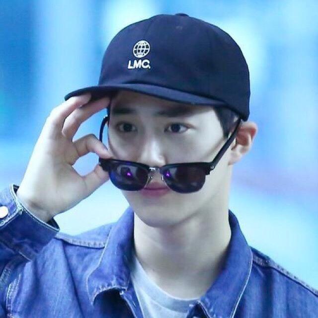 JUNC0TTON's tweet photo. junmyeon lowering his glasses is so sexc https://t.co/lgD1ddT17R