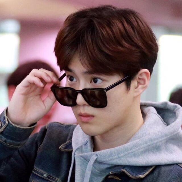 JUNC0TTON's tweet photo. junmyeon lowering his glasses is so sexc https://t.co/lgD1ddT17R