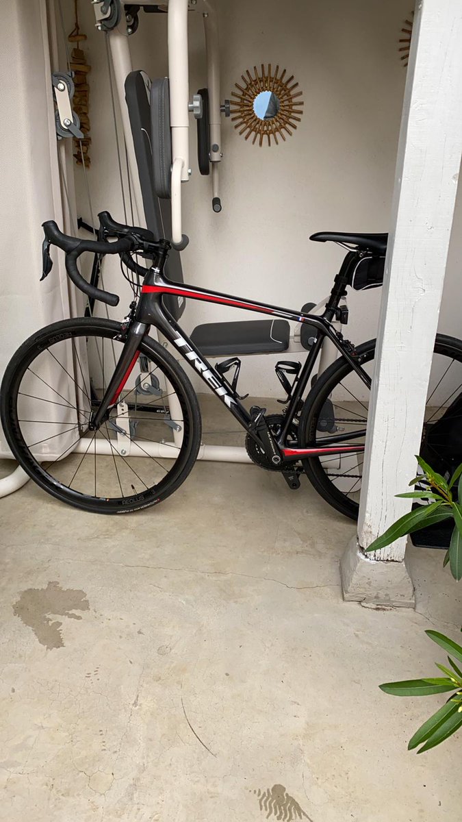 Bouteille a la mer, mon boss a oublié samedi  Face au 30 rue chambertin et angle rue des remparts à Malaucène une Roue avant Bontrager Aeolus pro 3 noir.