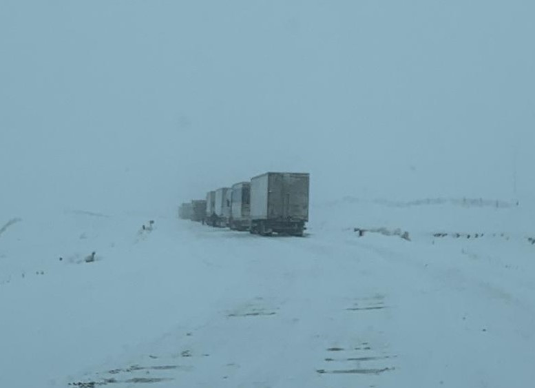 #Chubut 29/06/2020 13:45hs #VialidadNacional informa que a partir de las 14hs de hoy se realizará un corte preventivo de la Ruta N3 tramo #Trelew-#Comodoro por intensas nevadas, calzada c/hielo. El corte es hasta nuevo aviso. Mañana a las 10hs se brindará otro informe de la ruta
