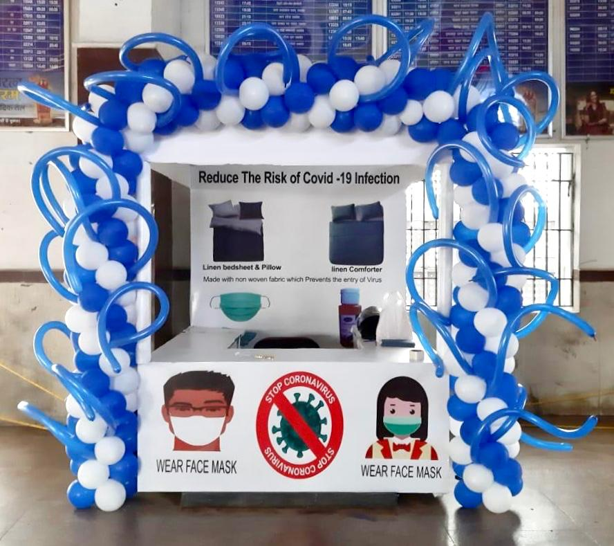 PiyushGoyalOffc's tweet photo. Disposable linen kiosk, introduced at Patna Station, is selling blankets, pillows, sheets, sanitiser &amp; masks to safely fulfil the travellers' needs. https://t.co/YqEHx2F4P3