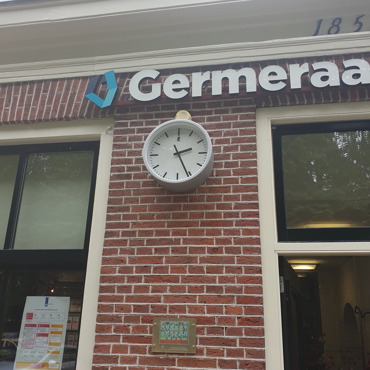➡️We zijn weer bij de tijd! We hebben een nieuwe klok🕛 gekregen en nu kun je actuele tijd weer mooi bekijken als je een 🧍‍♀️🧍‍♂️bezoek brengt aan ons🏢 kantoor of de #jumbo, #bruna of #aldi👌