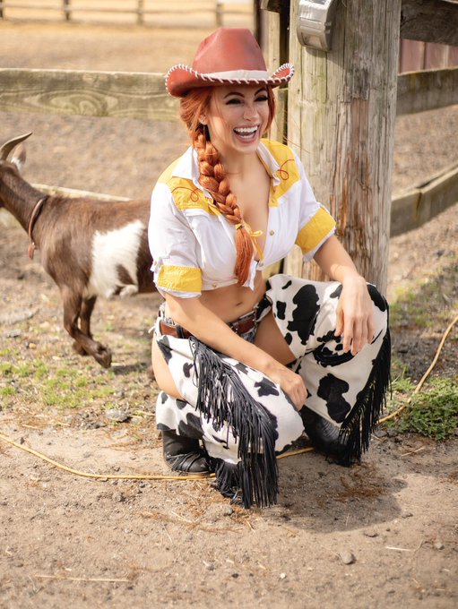 Watch Azura Cosplay ⚔️'s leaked NSFW photo on TwXstars