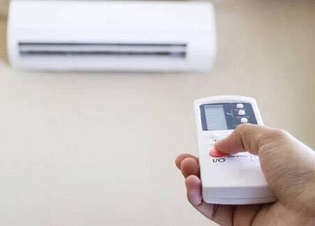 RegganiEl's tweet photo. حيّ المكيف وانحي التعظيما 
                       واذكرْ له فضلا عليك عظيما 

كم شدّة جاءت في يوم صائفٍ 
                           أضحت هواءً بارداً  ونسيما https://t.co/R7oKth0JMK