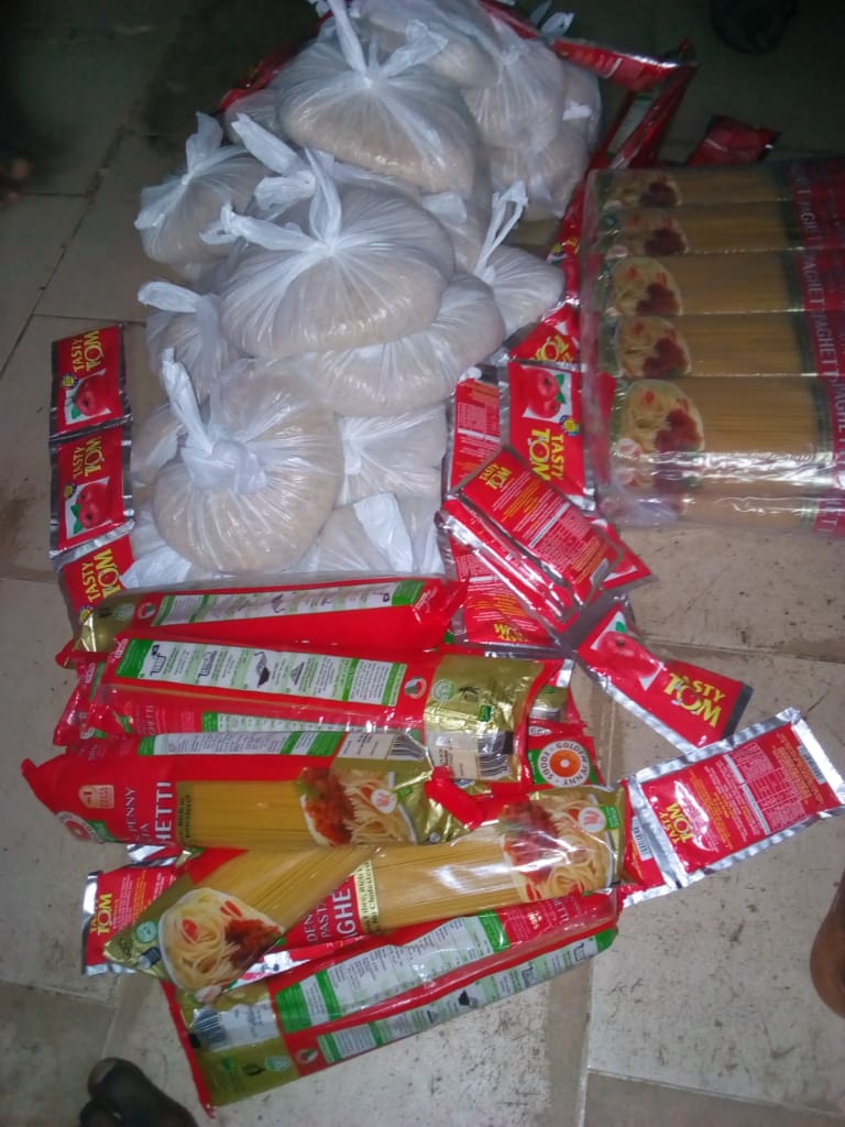 teensmeetonline's tweet photo. Lagos Part 2 (Oyingbo)
We had the second batch of our #LPOH4 outreach in Lagos where we provided foodstuff to 32 families.
We are thankful to have been able to leave prints on these many hearts since we began the #LPOH4 food drive on Saturday.
#TMOoutreach https://t.co/Q7Wp4YY2EG