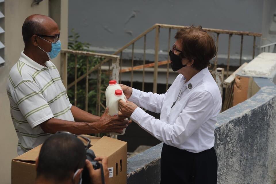 PonceCiudad's tweet photo. Agradecemos a los Centros Sor Isolina Ferré, que estuvieron representados por Sister Mildred y el Departamento de Agricultura con su Secretario Carlos Flores, que estuvieron ayudándonos a repartir más de 675 cajas de alimentos en varios sectores de nuestra Ciudad Señorial. #Ponce https://t.co/bKhTVw6fxs