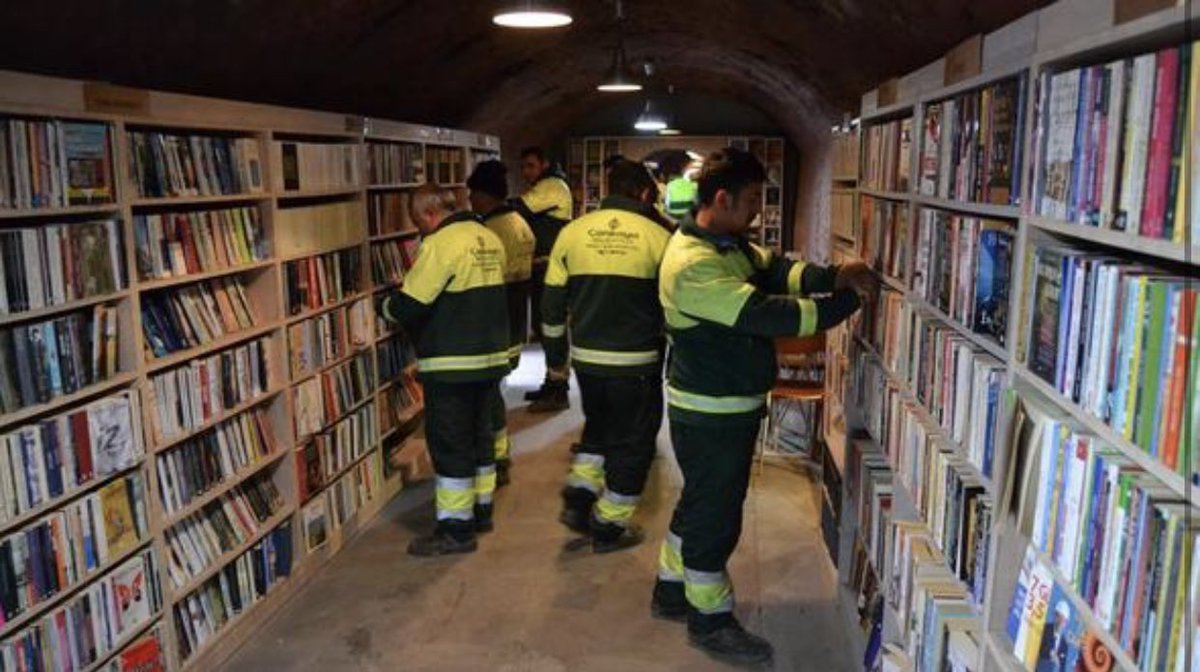 Şu var ya mükemmel olay. Başka ülkede olsa cidden daha çok konuşulurdu. Ankara'da temizlik işçileri çöpten topladıkları 4 bin 200 kitapla bir kütüphane kurmuş.