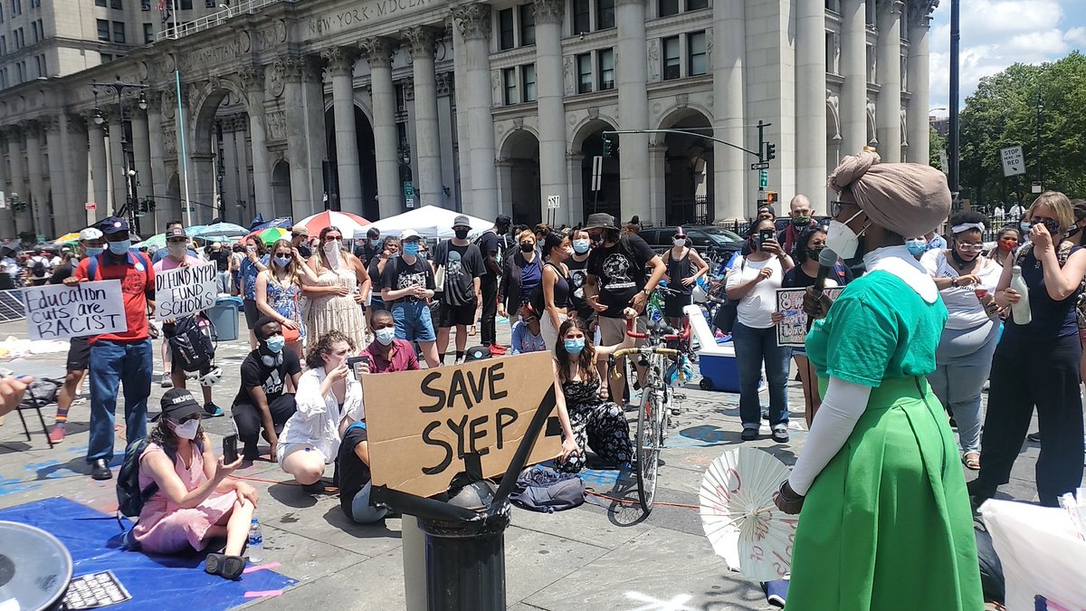 AQE_NY's tweet image. .@NYGovCuomo cut $700Million from NYC schools. Now @NYCMayor wants to cut $800Million from our schools. Governor &amp;amp; Mayor #DefundNYPD #MAKEBILLIONAIRESPAY #FundNYSchools