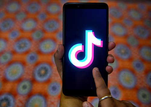NiloyMoon's tweet photo. #Breaking: Amid tensions with #China over border issues, #India has banned 59 Chinese apps including #TikTok, UC Browser, claiming they are “prejudicial to sovereignty and integrity of India, defence of India, security of state and public order.” https://t.co/GwD3l4GSBE