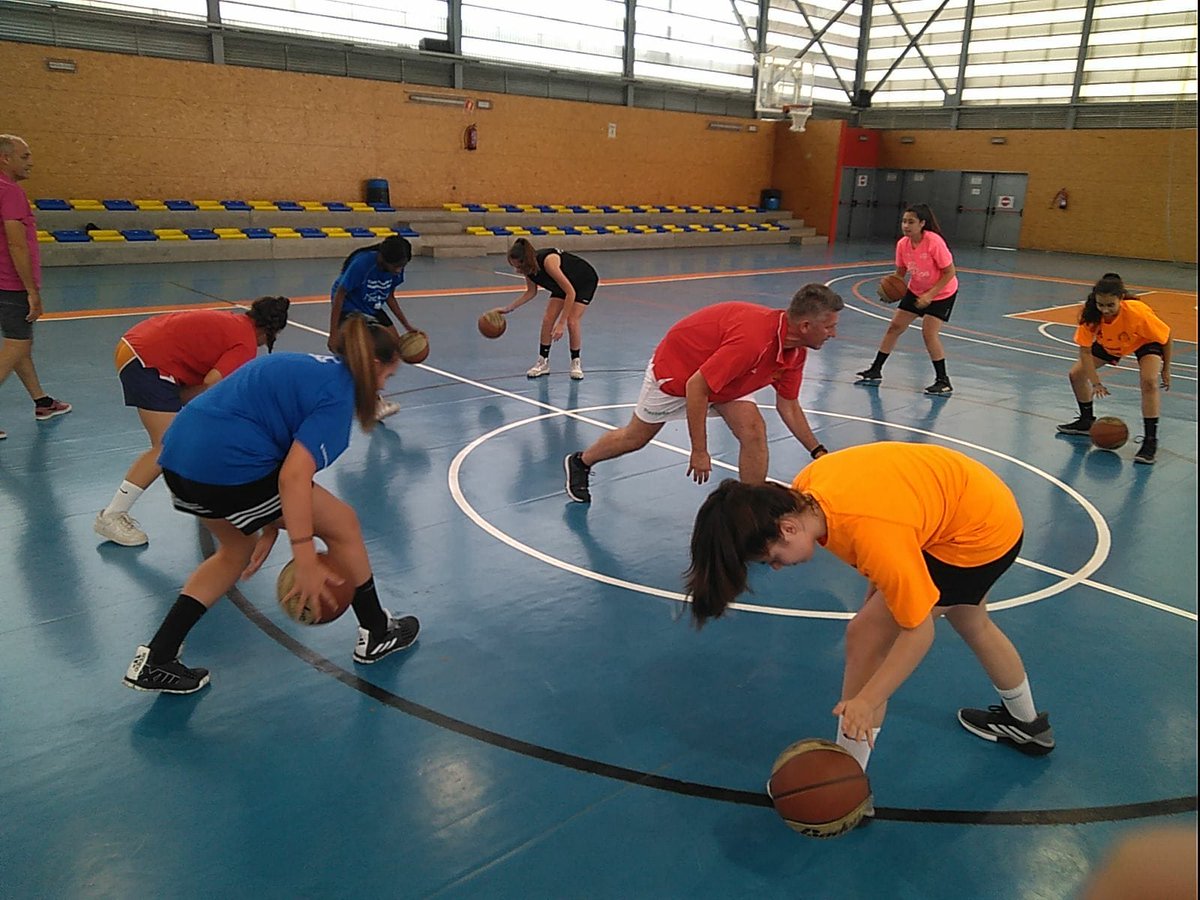 BasquetCanpa's tweet photo. TORNA EL BÀSQUET AL CANPA!!! Ja entrenen els primers equips més de tres mesos després. Com ho hem trobat a faltar!! https://t.co/qFDS0IEqXN