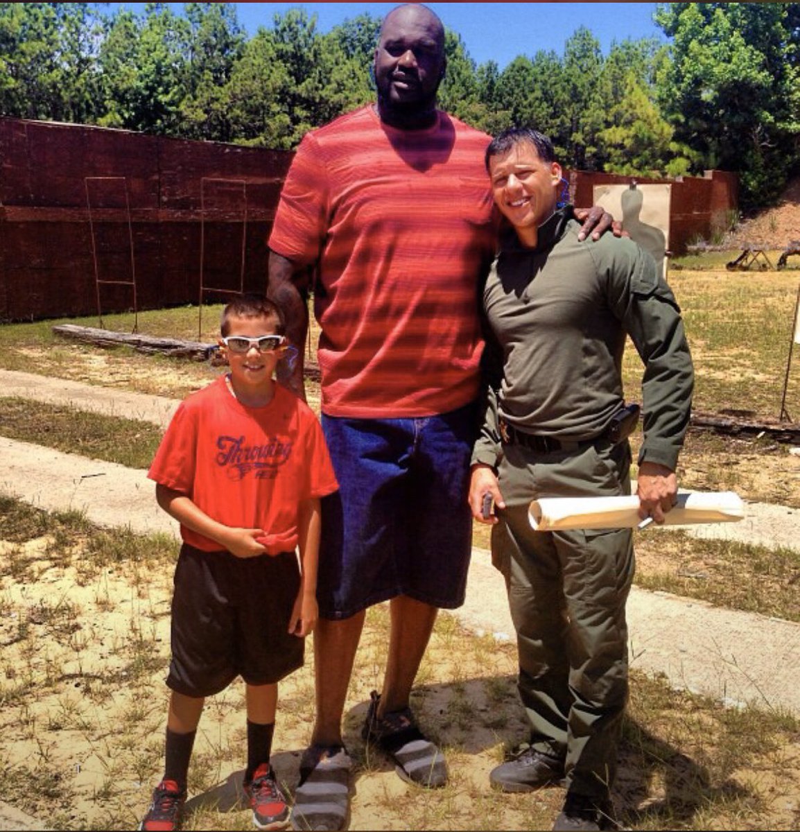 Haleybelle1's tweet photo. That time I went to the shooting range with @SHAQ 🤩 #LSHOF #Shaq #thatcaptionthough #funnyman #goodtimes https://t.co/fK24MhGKf2