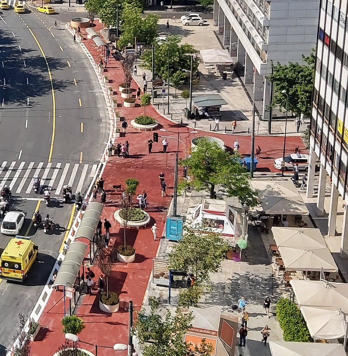  #Athens  #Greece: the Mayor (nephew of the current prime-minister with high political ambitions of his own) cut off a piece of a central artery and painted the road to claim he "created a bike-road". That's how he will claim  #EU money. But did he? #μεγαλος_περιγελος 1/