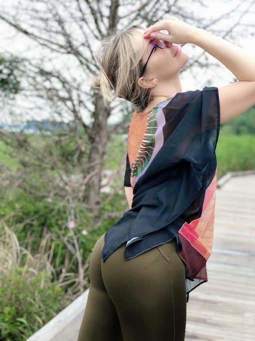 Feeling yoga ?‍♀️ at the beach ? ✨

What is important to you today? https://t.co/l9Zvc1w3QP