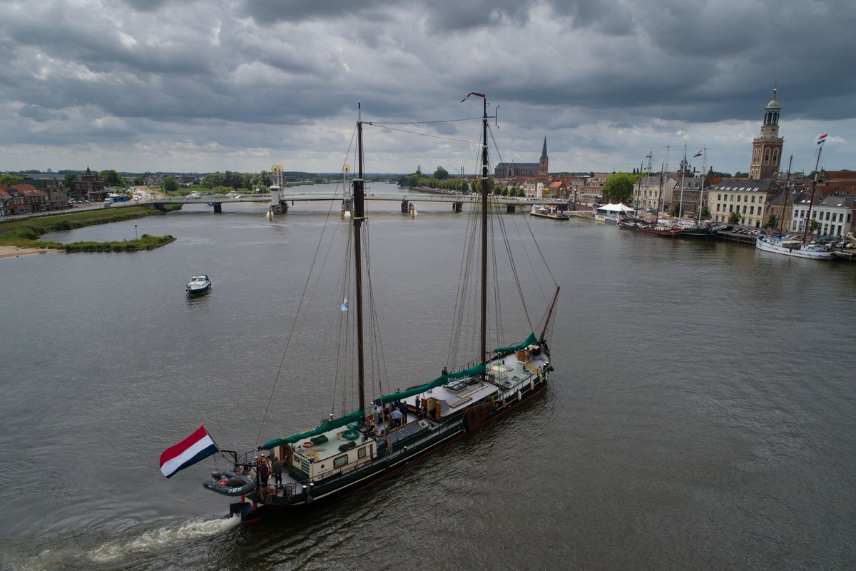 Zeilvloot's tweet photo. Staatssecretaris van EZK @MonaKeijzer ging vandaag in Kampen in gesprek met schippers en vertegenwoordigers van de Hollandsche Zeilvloot: "Het gaat bij de Hollandsche Zeilvloot niet alleen om ondernemers, ook om cultureel erfgoed." #reddezeilvloot 📷 @freddyschinkel https://t.co/65T6h4q7t4