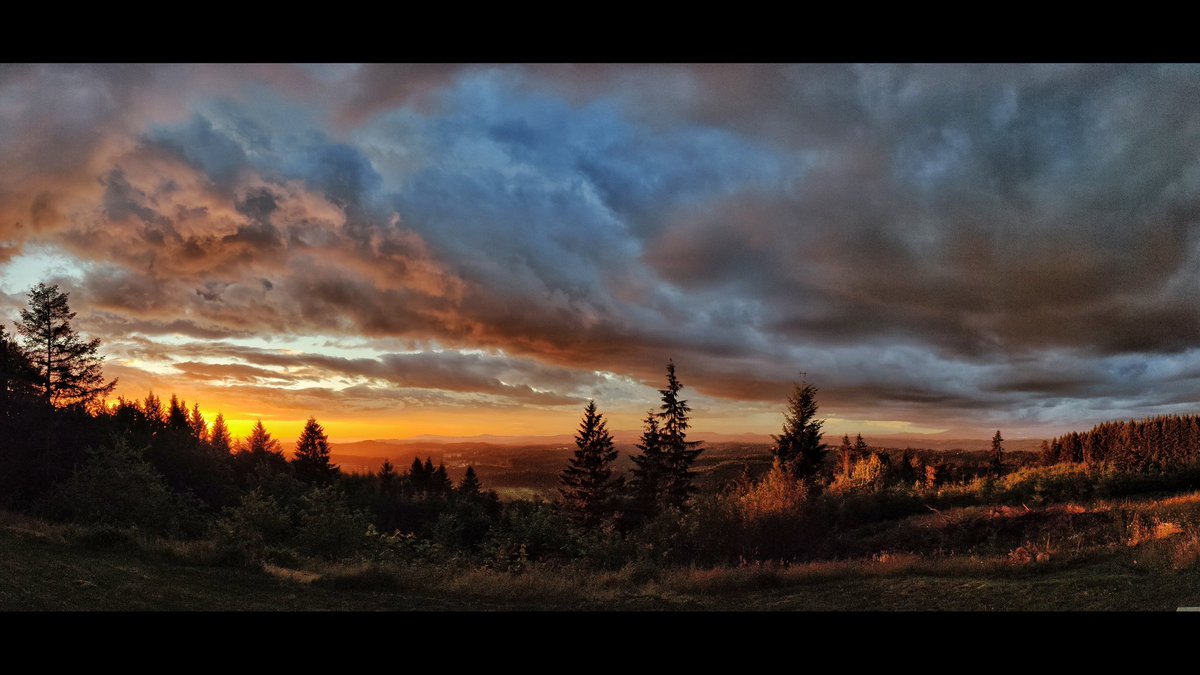 sed's tweet photo. Sunday night sunset. Seen while taking out the trash. #landscape #cloudscape #sunset #sundown #cascademountains #beavercreekoregon #epicset #garbagenight #takingoutthetrash #staythefuckhome #flattenthecurve https://t.co/flGsjGg5zz
