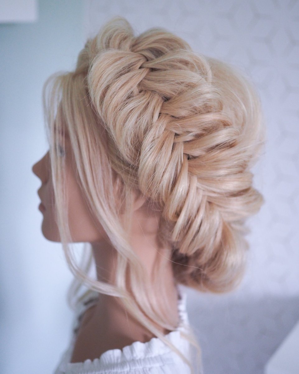 More fishtails. The ultimate textures braid in my opinion. Fishtails are the best braid for texture and from what most of you have said on my previous post you all love them pulled out as much as I do!
Mannequin head by louisa <a href="/limage_gmbh/">L'IMAGE GmbH</a>
.
.
. 
#braidedhairstyles #frenchplait #