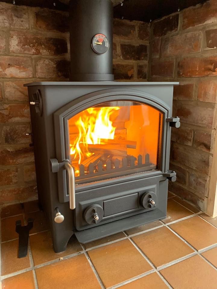 Beautiful handcrafted Little Thurlow stove from Town &amp; Country stoves in Pickering installed today🔥
A nice mix of traditional styling with modern efficiency makes this stove perfect for a cosy living room.