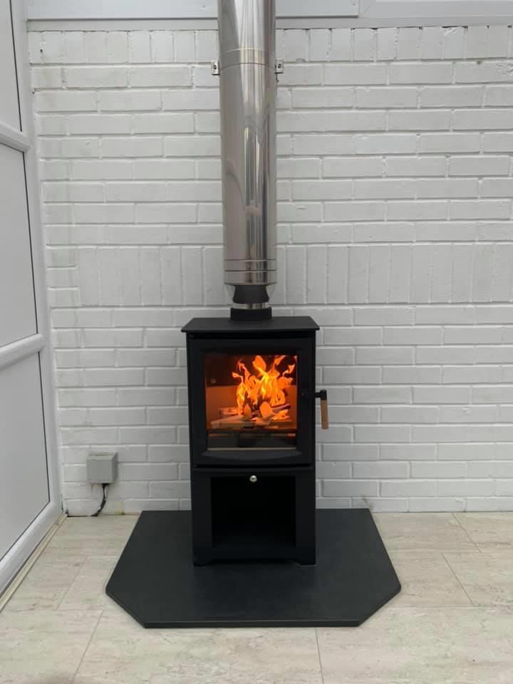 🔥🔥Installing in Hedon into a conservatory, this is the 5kw Ecodesign ready 2022 Hampton stove with log store, with shaped slate hearth, the chimney is an insulated system designed for installs in a location with no chimney.
Get in touch to find out our summer offers🔥🔥