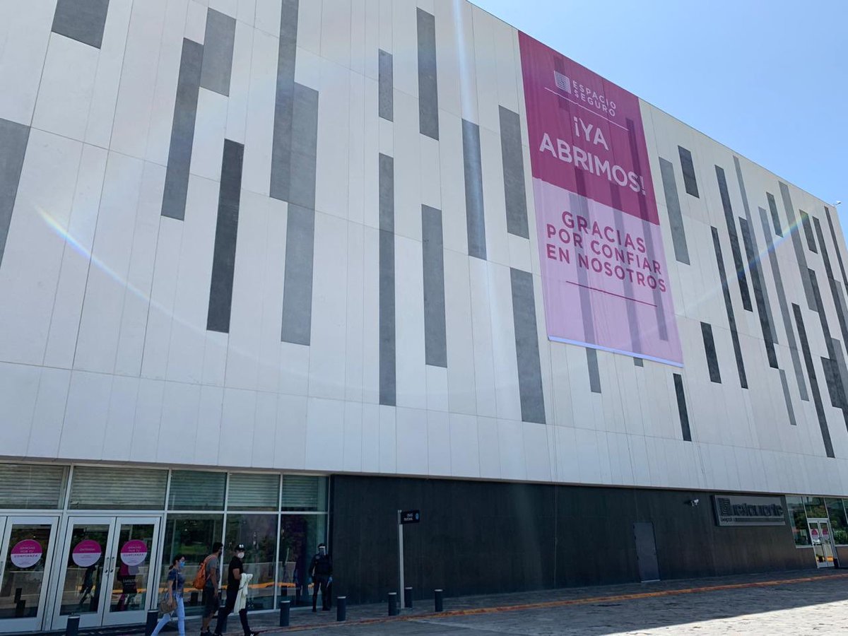 #Chiapas comienza #NuevaNormalidad en #TuxtlaGutiérrez. Hoy tiendas ubicadas en #PlazaÁmbar dieron banderazo a apertura. La economía de la capital estatal dependiente de los servicios y el consumo. Sin industria, sin manufacturas, no da más en crisis de #Pandemia #Coronavirus