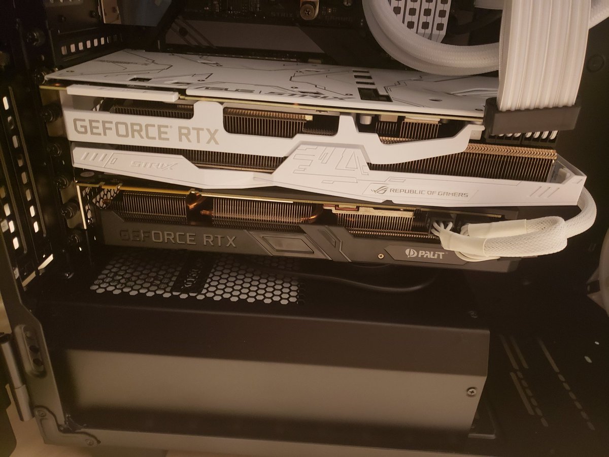まちゃまちゃマテ茶 縦置きだとエアフローの問題でグラボが全然冷えなかったので グラボ二枚さした 結局隙間なくて冷えなそう メモリも四枚刺さった 外部出力も Sliもしてないのですぐに取り外す ただ液体窒素おじさんのねこグリスはよく冷え