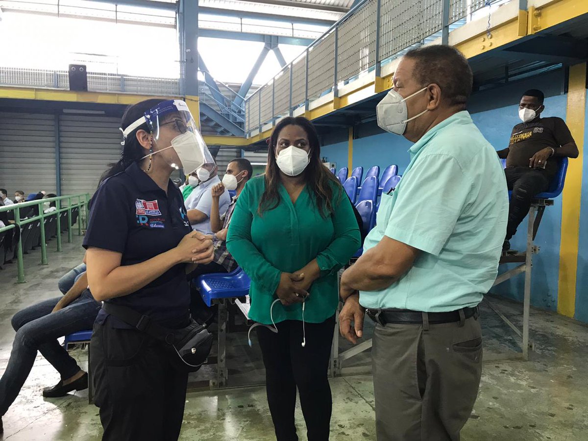 El gobernador provincial, LICDO. Ramón Güilamo Alfonso, participó  en la entrega de equipos electrónicos que realizó el Ministerio de Educacion para estudiantes de distintos centros escolares de la jornada tanda extendida.
<a href="/EduDigitalRDo/">Unidad Ejecutora de DGTIC Educación</a>